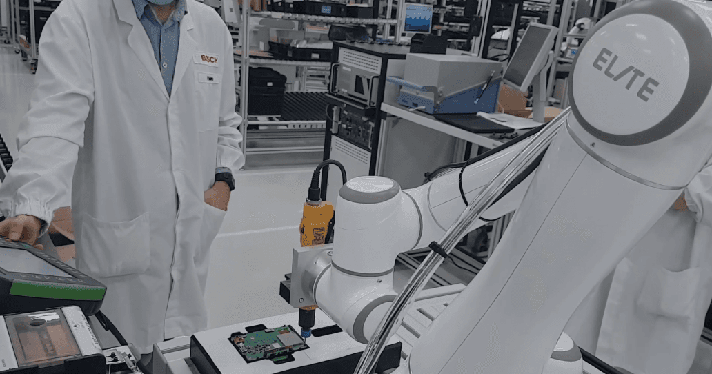 Elite Robot CS66 Platine Screwdriving Application